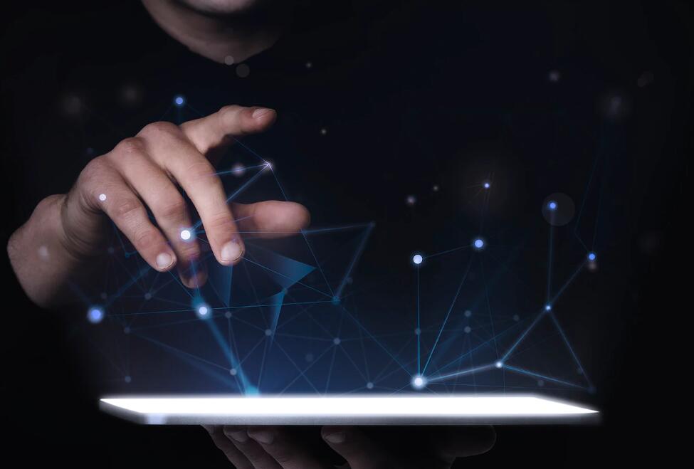 一位异性朋友老是说想我,总是要求和我见面,并且还要给他拥抱一下,这是什么意 我需要一个拥抱